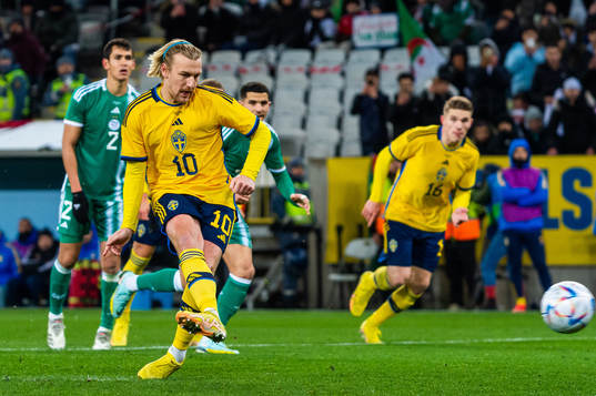 Emil Forsberg of Sweden scores 1-0