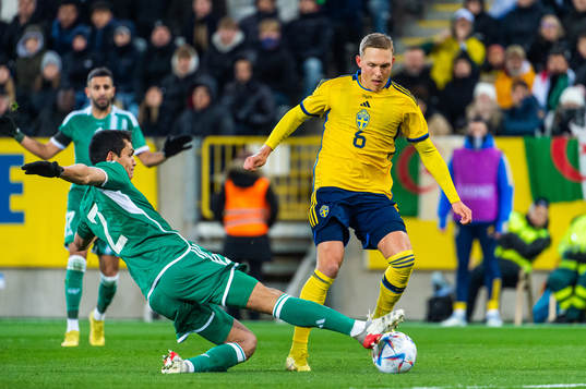 Aissa Mandi of Algeria and Ludwig Augustinsson of Sweden