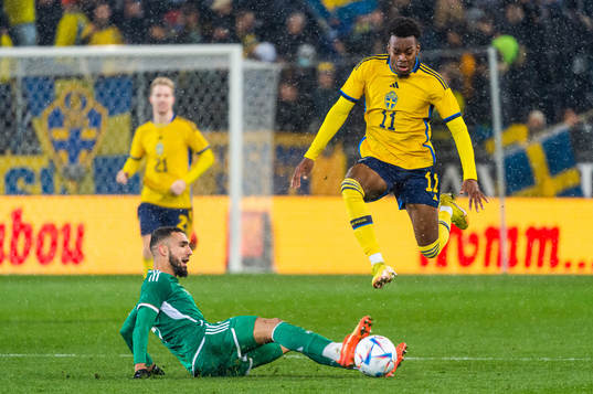 Nabil Bentaleb of Algeria and Anthony Elanga of Sweden