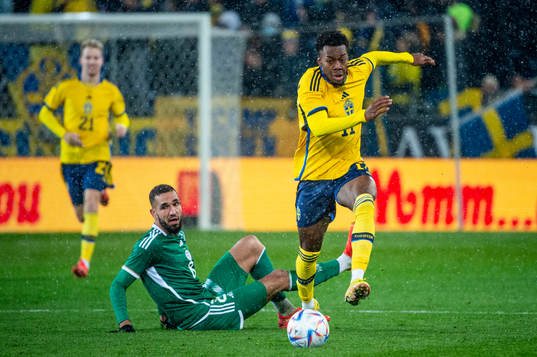 Anthony Elanga of Sweden and Nabil Bentaleb of Algeria