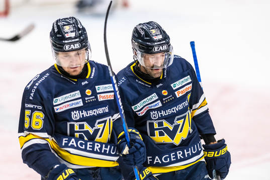 HV71s Fredrik Forsberg och HV71s Taylor Matson depparunder