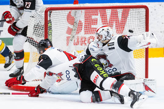 Malmö Redhawks målvakt Daniel Marmenlind släpper in ett