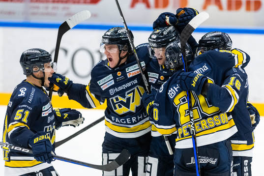 HV71s Joseph Laleggia jublar med lagkamrater