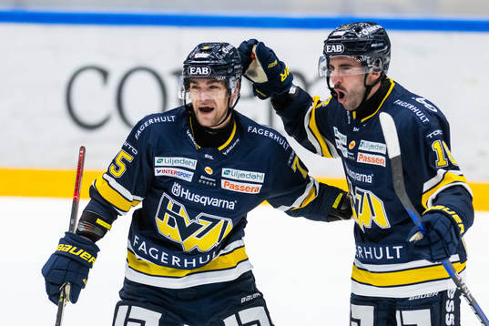 HV71s Joseph Laleggia (till vänster) jublar