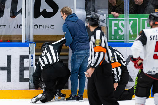 Linjedomare Anders Jansson hjälps av isen