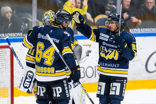 HV71s Eric Martinsson, målvakt Joni Ortio och Tyler Vesel