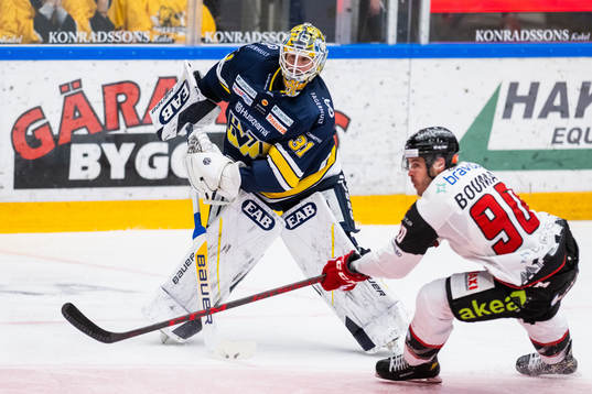 HV71s målvakt Joni Ortio och Malmö Redhawks Lance Bouma
