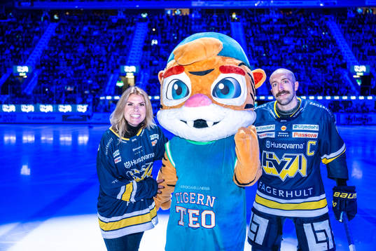 HV71s Taylor Matson delar ut tröja till kvällens