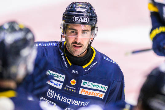 HV71s Joseph Laleggia jublar