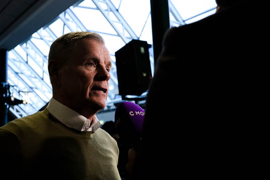 Håkan Loob blir intervjuad ab C More