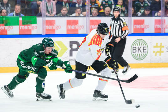 Färjestads Oscar Lawner och Brynäs Johannes Kinnvall