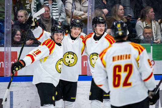 Brynäs William Strömgren (mitten) jublar med Johannes