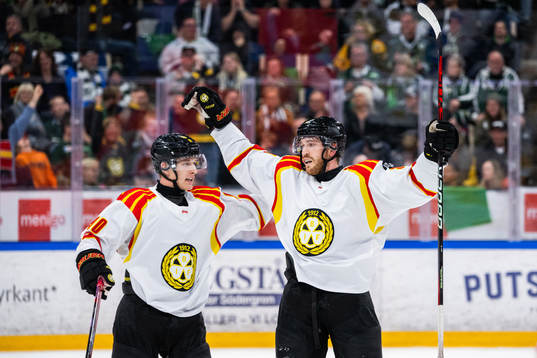 Brynäs David Sklenicka och Oscar Eklind jublar