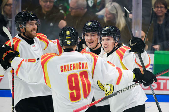 Brynäs Alexander Ljungkrantz och Johannes Kinnvall jublar