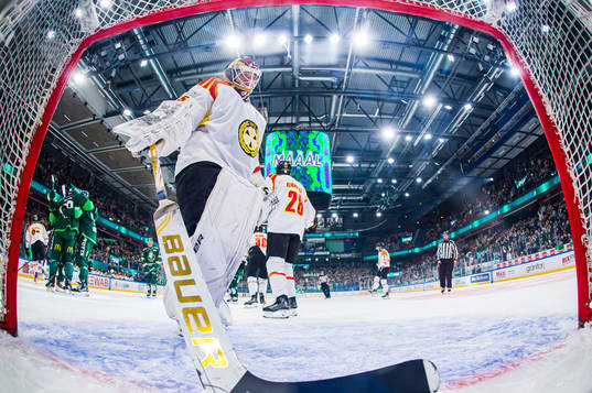 Brynäs målvakt Tomi Karhunen deppar