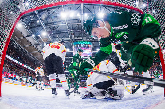Färjestads Joakim Nygård på besök i Brynäs målbur