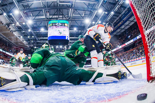 Brynäs William Strömgren skjuter 2-2 bakom Färjestads