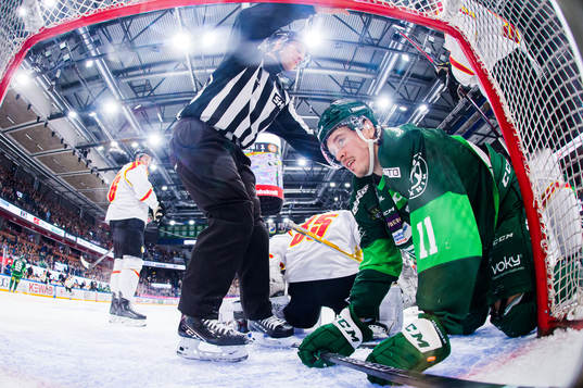 Färjestads Joakim Nygård på besök i Brynäs målbur