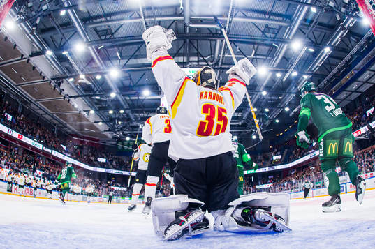 Brynäs målvakt Tomi Karhunen jublar