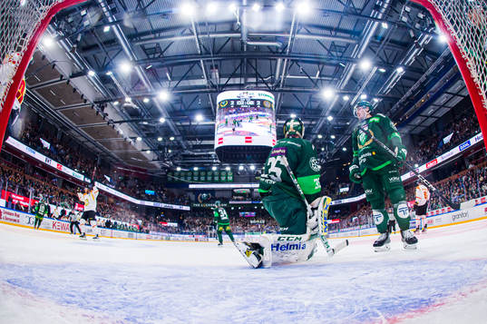 Färjestads målvakt Dennis Hildeby och Remi Elie deppar