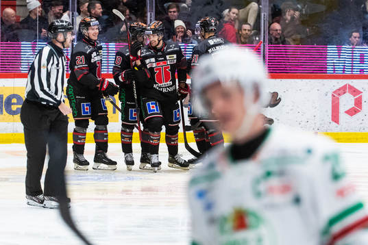 Örebros Filip Berglund jublar med lagkamrater