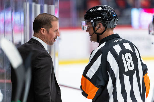 Rögles tränare Cam Abbott diskuterar med domare Mikael