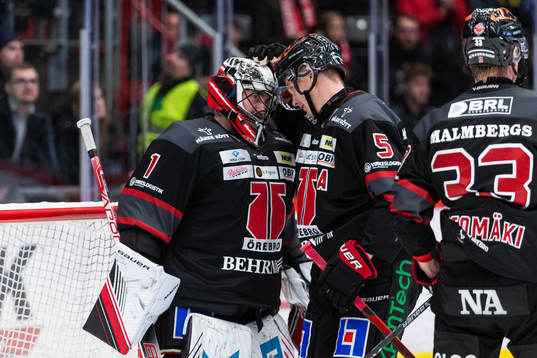 Örebros målvakt Jhonas Enroth och Gustav Backström jublar