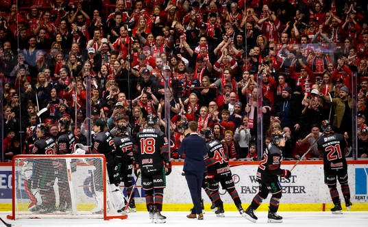 Örebros Henrik Löwdahl jublar med fansen