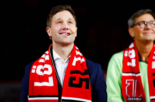 Tidigare örebrospelaren Henrik Löwdahl bredvid sin pappa