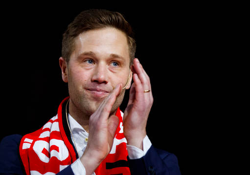Tidigare örebrospelaren Henrik Löwdahl får sin tröja