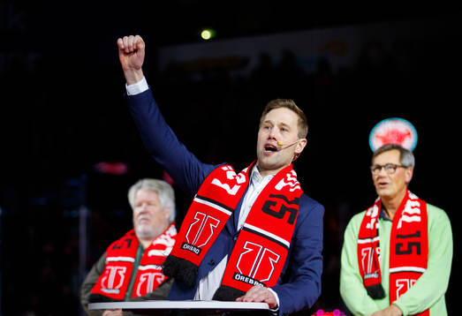Tidigare örebrospelaren Henrik Löwdahl bredvid sin pappa