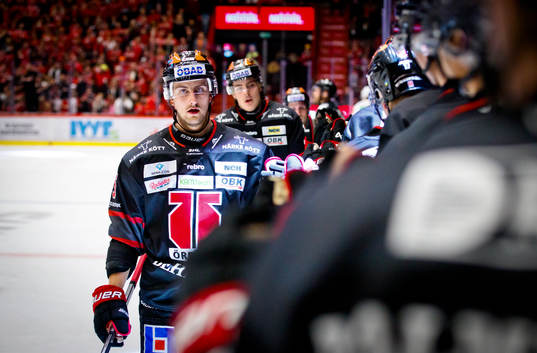 Örebros Philip Holm jublar vid 2-0
