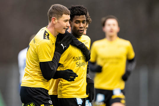 Elfsborgs Simon Edman jublar med Robin Svernfors