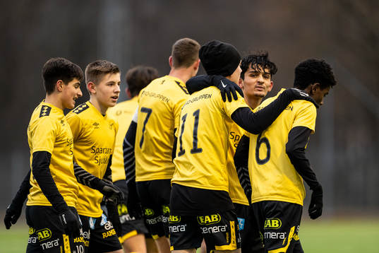 Elfsborgs Simon Edman jublar med lagkamraterna