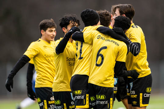 Elfsborgs Simon Edman jublar med lagkamraterna