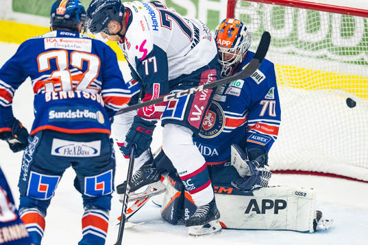 Linköpings Markus Hännikäinen och Växjös målvakt Adam