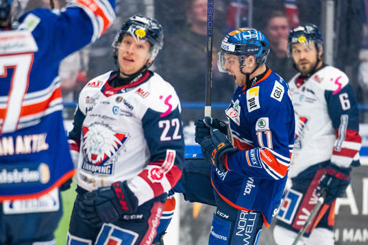 Växjös Kalle Kossila jublar