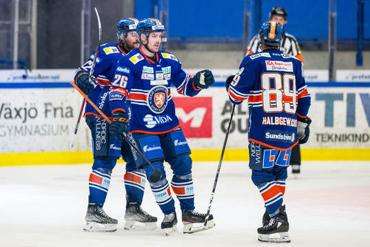 Växjös Joel Kellman och Jayden Halbgewachs jublar