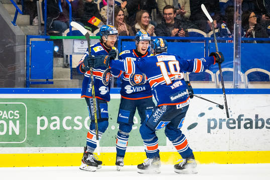 Växjös Hugo Gustafsson jublar med lagkamrater