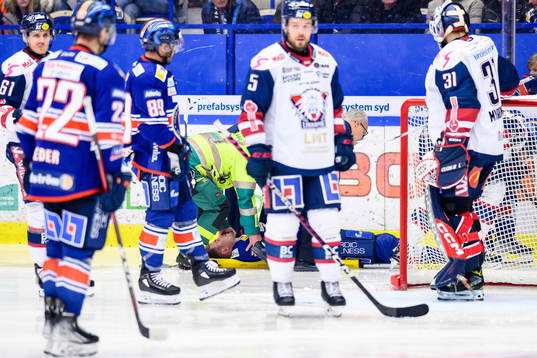 Växjös Joel Kellman får vård och åker ut på bår