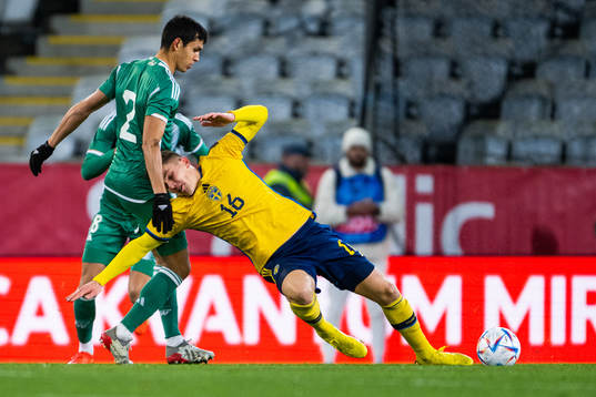 Aissa Mandi of Algeria and Viktor Gyökeres of Sweden