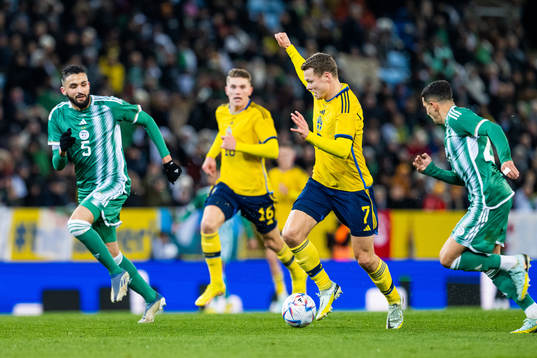 Ahmed Touba and Mohamed Amine Tougai of Algeria with Viktor