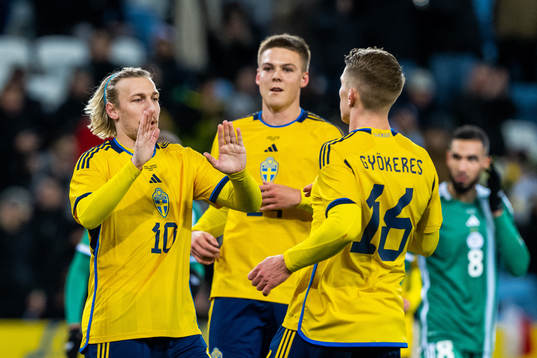 Emil Forsberg of Sweden celebrates with Viktor Gyökeres
