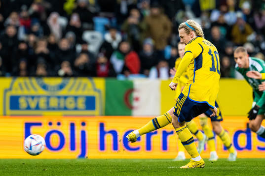 Emil Forsberg of Sweden scores 1-0