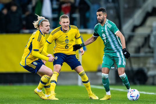 Emil Forsberg and Ludwig Augustinsson of Sweden defend