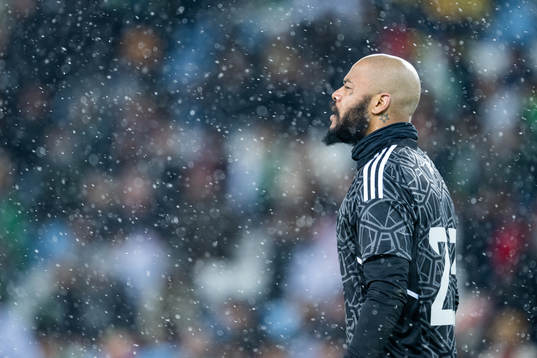 goalkeeper Rais Mbolhi of Algeria