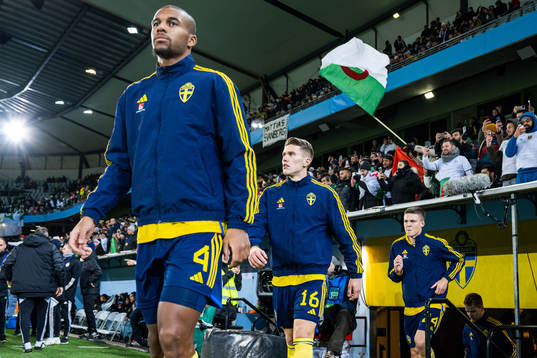 Isak Hien and Viktor Gyökeres of Sweden enter the pitch