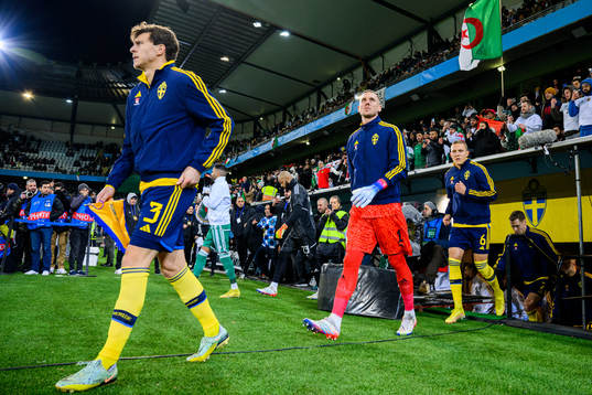 Victor Nilsson Lindelöf and goalkeeper Robin Olsen enters