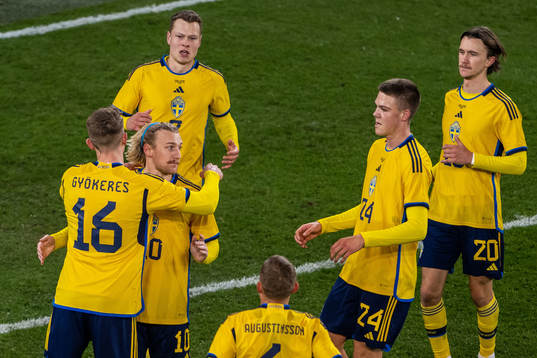 Emil Forsberg of Sweden celebrate with teammates
