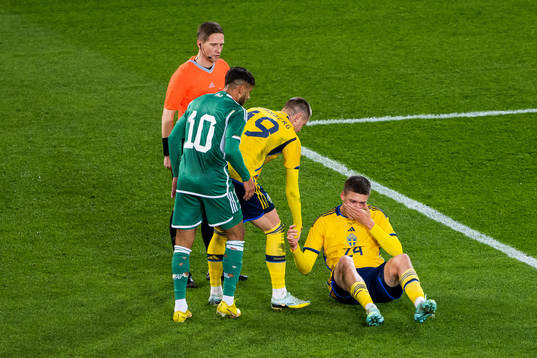 Referee Espen Eskås, Youcef Belaili of Algeria, Emil
